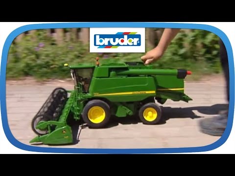Bruder Toys John Deere Combine Harvester T670i Video