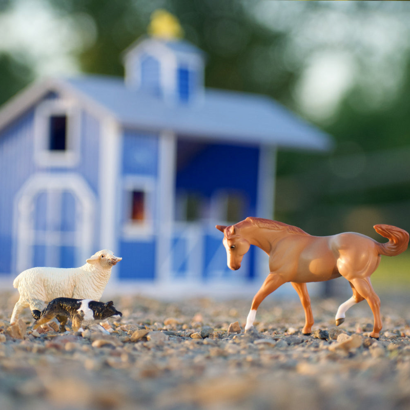 Breyer Stablemates Home at the Barn Playset W59241
